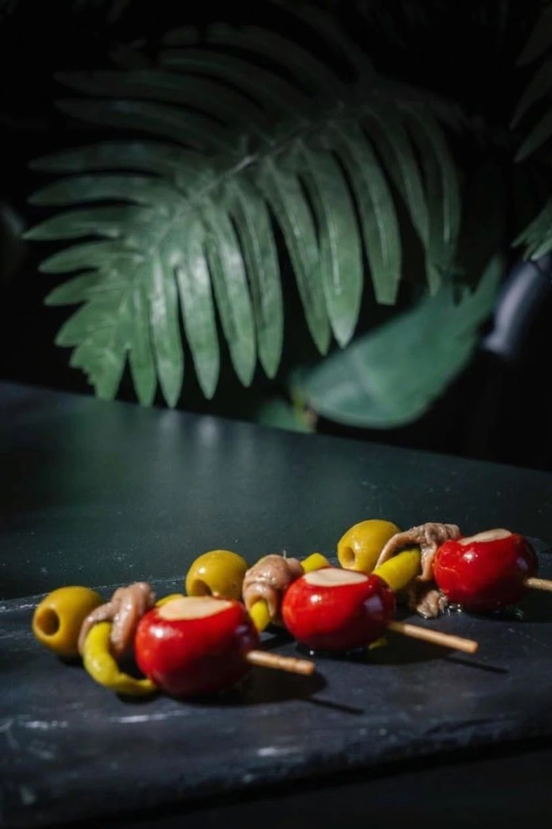 GILDA TRADICIONAL CON PIMIENTO CONFITADO ,QUESO CREMA Y VERMOUTH